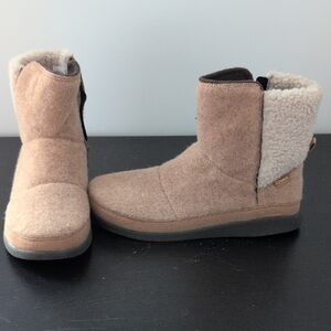 New, Never Worn Chaco Tan Shearling Lined Footwear
